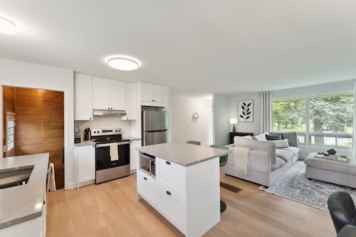 Sophisticated & Warm 4BD | Near Intl Airport