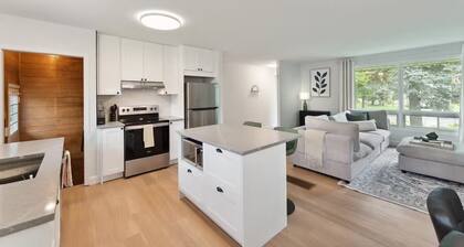 Sophisticated & Warm 4BD | Near Intl Airport