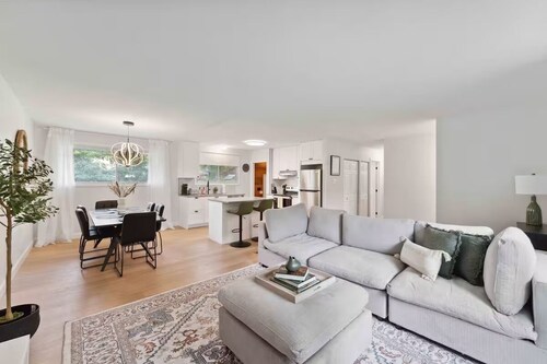 Sophisticated & Warm 4BD | Near Intl Airport