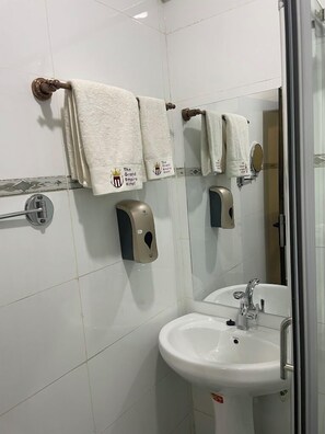 Yhden hengen standard-huone | Kylpyhuone | Suihku, ilmaiset hygieniatuotteet, tohvelit, pyyhkeet