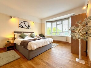 3 habitaciones, tabla de planchar con plancha y cuna de viaje 