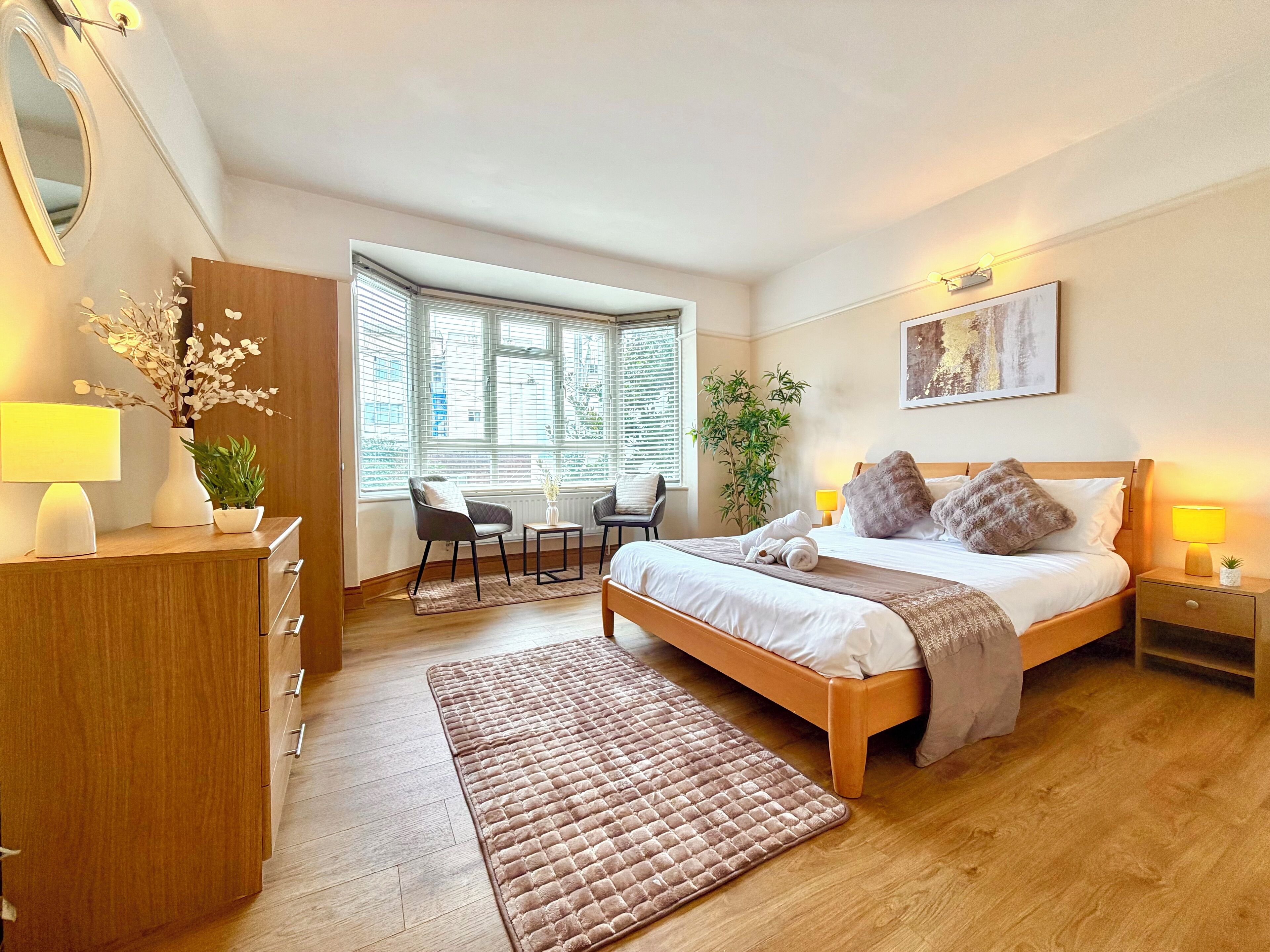 3 habitaciones, tabla de planchar con plancha y cuna de viaje 