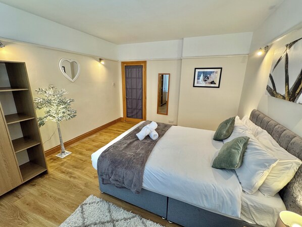 3 slaapkamers, een strijkplank/strijkijzer, reisbedje, gratis wifi