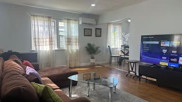 Een smart-tv en boeken