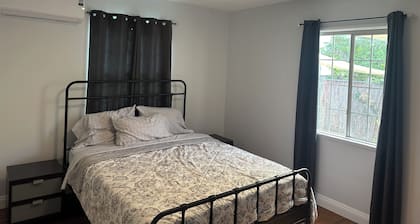 Charming house with AC, parking & gated yard in pleasant Burbank neighborhood