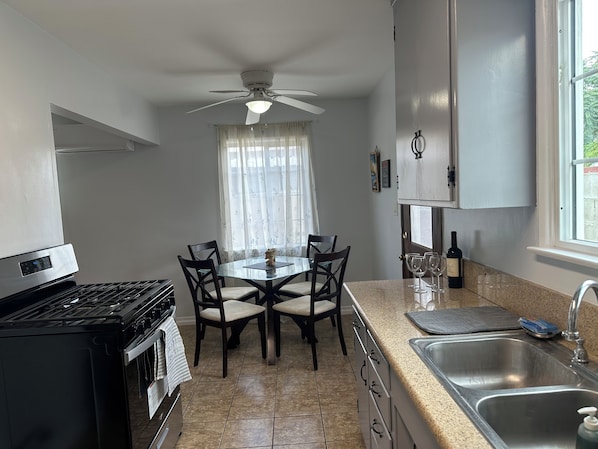 Een koelkast, een magnetron, een oven, een kookplaat