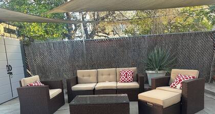 Charming house with AC, parking & gated yard in pleasant Burbank neighborhood