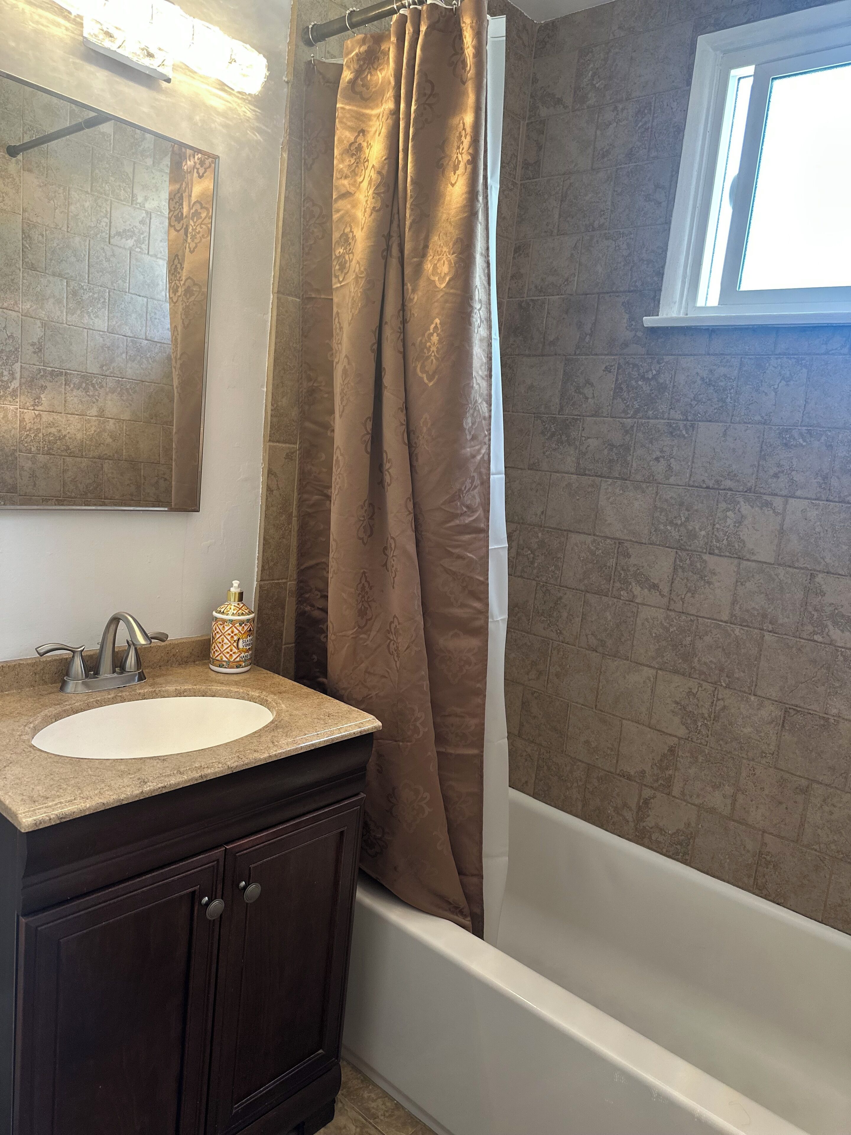 Sèche-cheveux, serviettes fournies, savon, shampoing