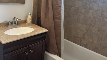 Een haardroger, handdoeken, zeep, shampoo