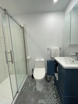 تجهيزات دش، مجففات شعر، مناشف، ورق حمّام