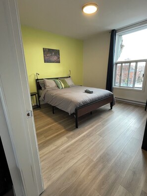 3 عدّة غرف نوم وخدمة الإنترنت وملاءات أسرّة