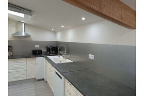 Four à micro-ondes, surface de cuisson, lave-vaisselle