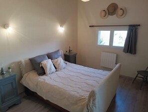 1 chambre, fer et planche à repasser, lit de bébé portatif