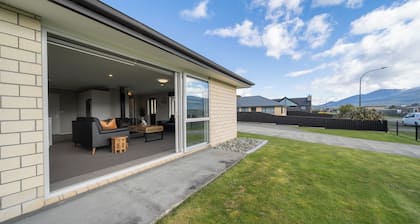 Fiordland Vista Lodge - Te Anau Holiday Home