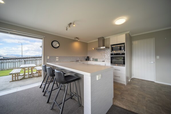 Kühlschrank, Mikrowelle, Geschirrspüler