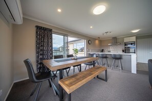 Dining - Fiordland Vista Lodge - Te Anau Holiday Home (Te Anau)