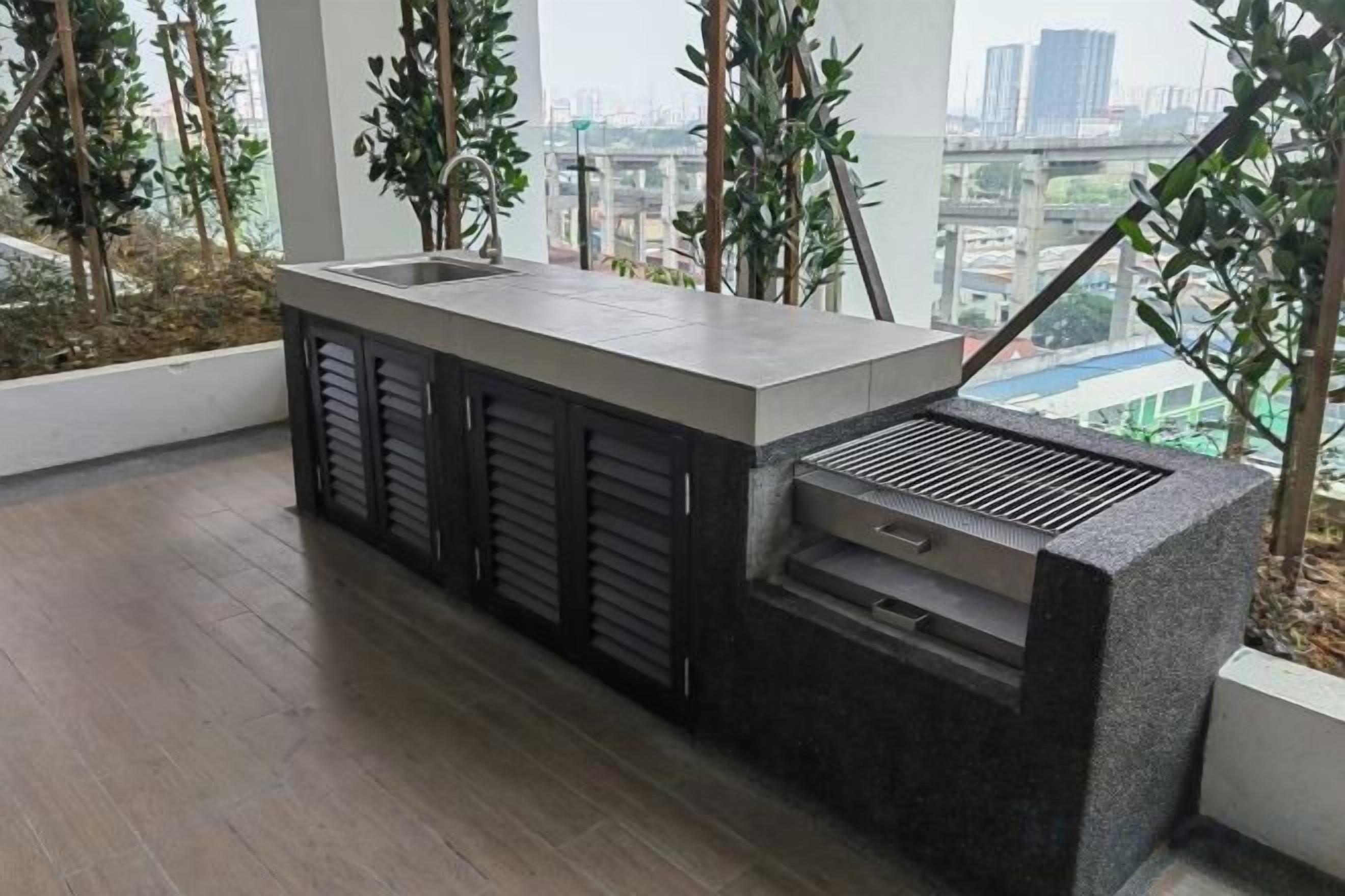 Cozinha moderna com ilha integrada, pia e janela com vista para a paisagem urbana.