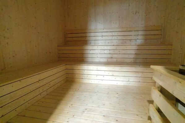 A sauna room with wooden benches and walls. - UCSI Residence 2 By UCSI Hotels (Kuala Lumpur)
