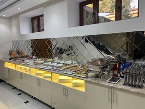 Café da manhã com buffet grátis todos os dias