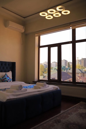 Quarto casal, para não fumantes, vista para a cidade | Cortinas blackout, quartos à prova de som, ferros/tábuas de passar roupa