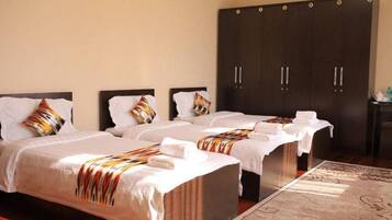 Rideaux occultants, chambres insonorisées, fer et planche à repasser