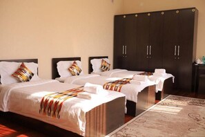 Quarto triplo, para não fumantes, vista para a montanha | Cortinas blackout, quartos à prova de som, ferros/tábuas de passar roupa