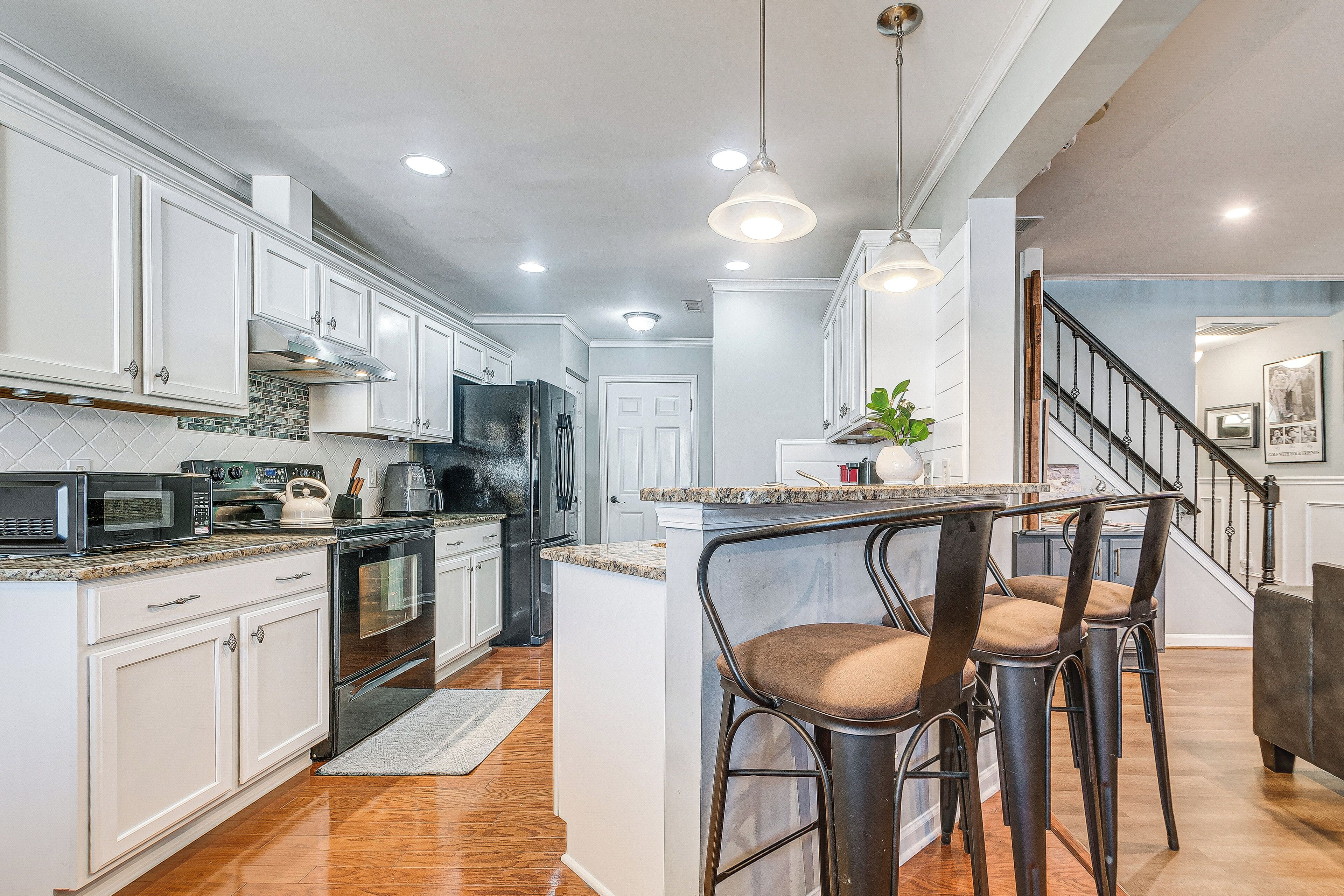 Fridge, microwave, stovetop, dishwasher