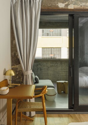Habitación, 1 cama King size | Cortinas blackout, insonorización y tabla de planchar con plancha 