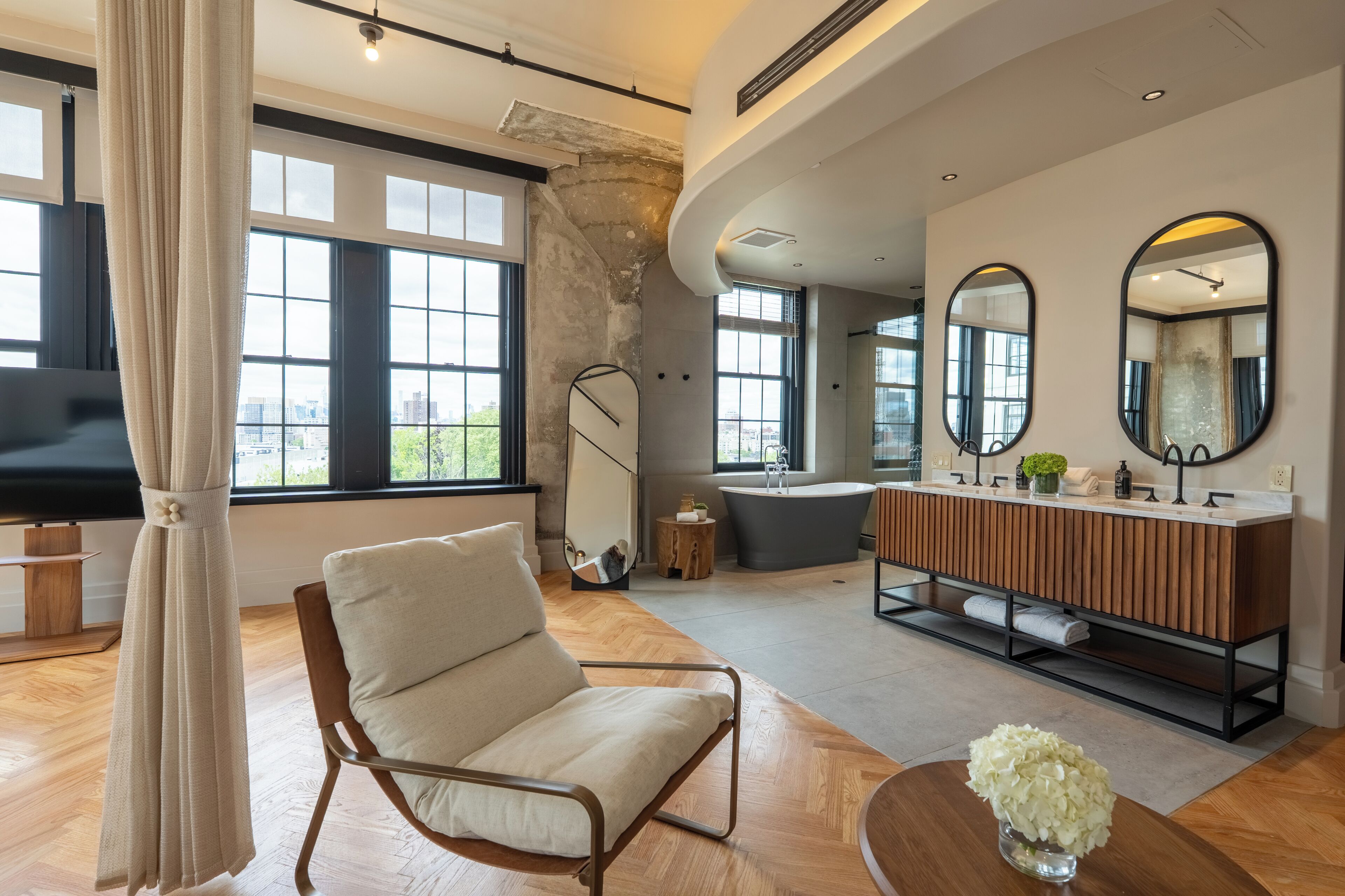 Loft (Bridge View) | Blackout drapes, soundproofing, iron/ironing board, free WiFi