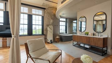 Loft (Bridge View) | Blackout curtains, soundproofing, iron/ironing board, free WiFi
