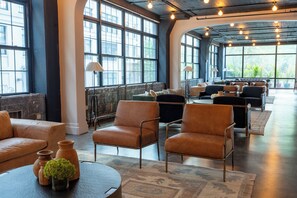 Lobby sitting area - Sela V Hotel (Brooklyn)
