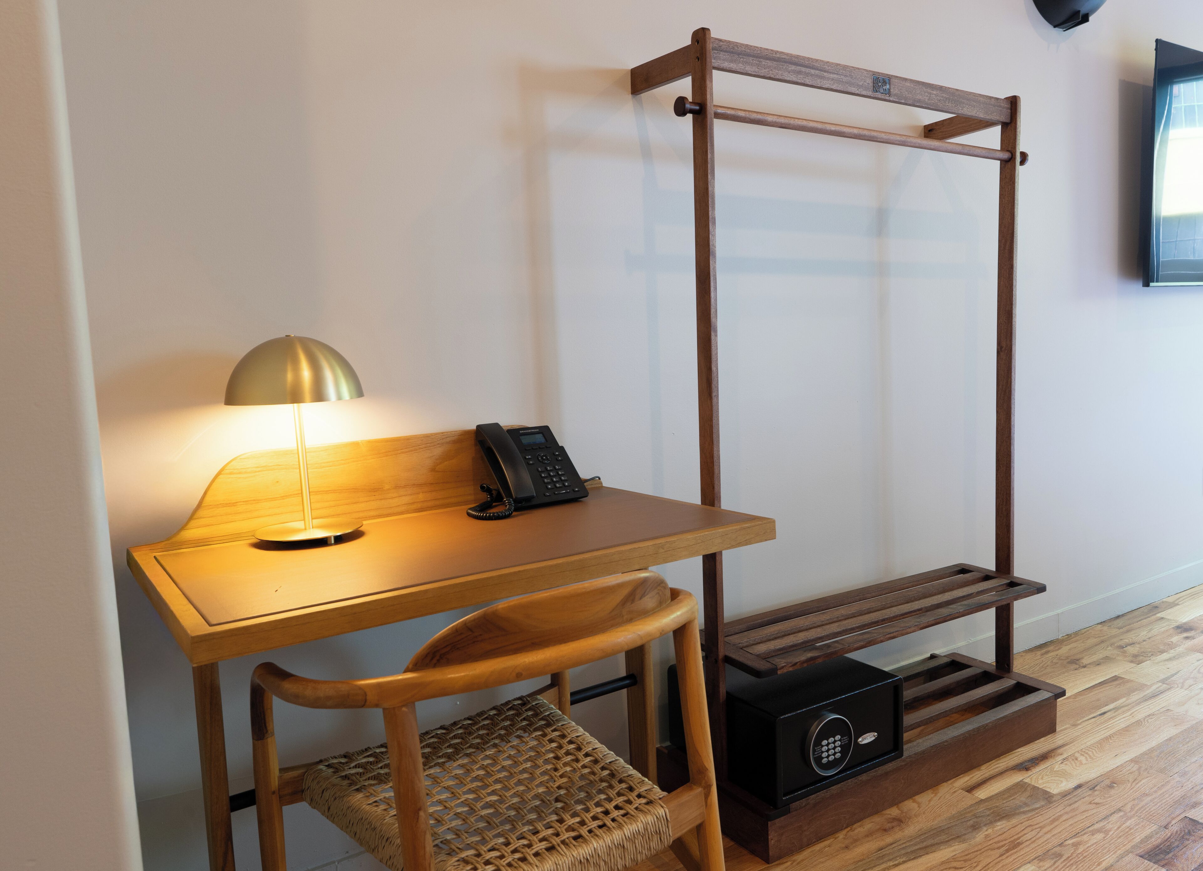 Rideaux occultants, chambres insonorisées, fer et planche à repasser