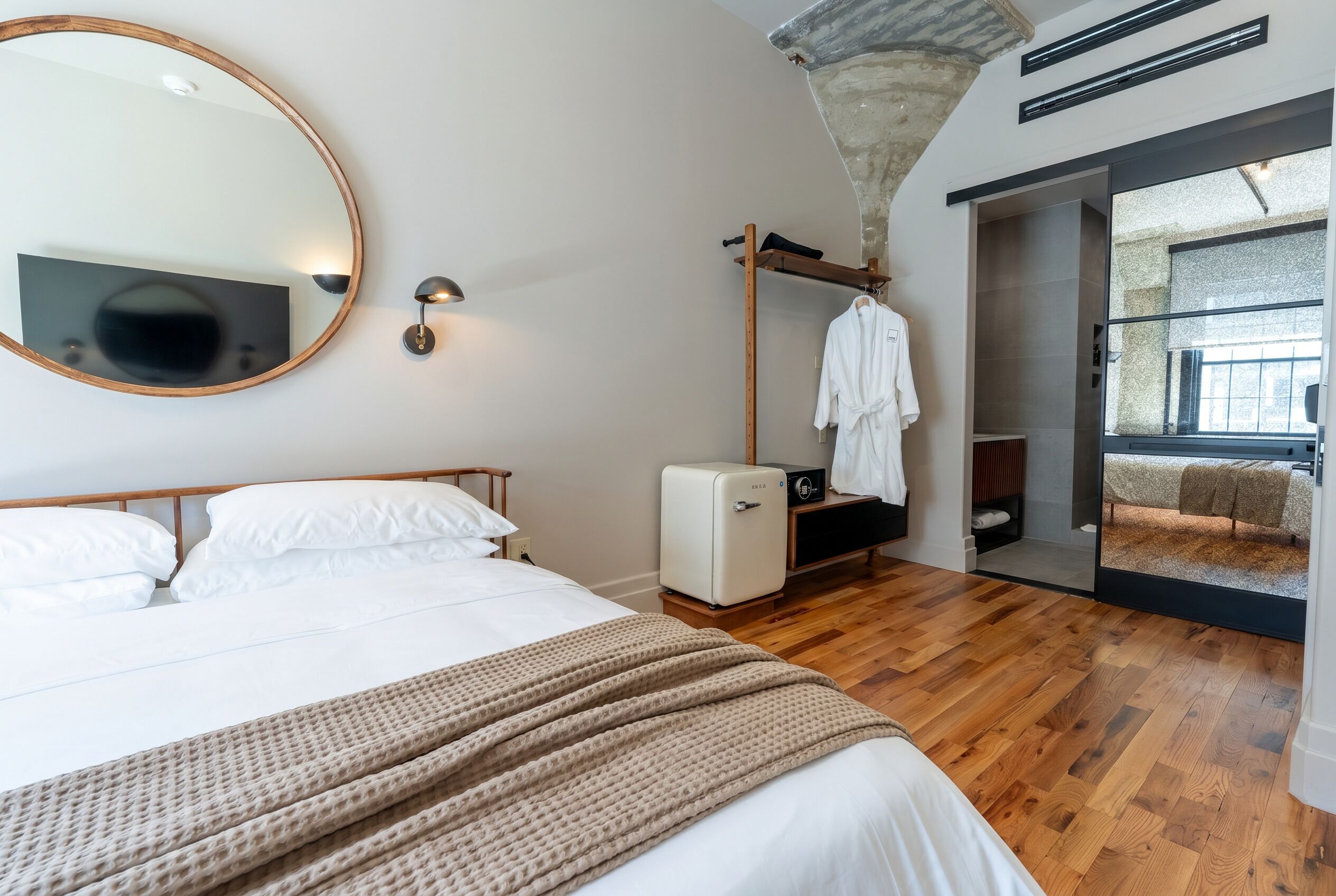 Verdunkelungsvorhänge, schallisolierte Zimmer, Bügeleisen/Bügelbrett