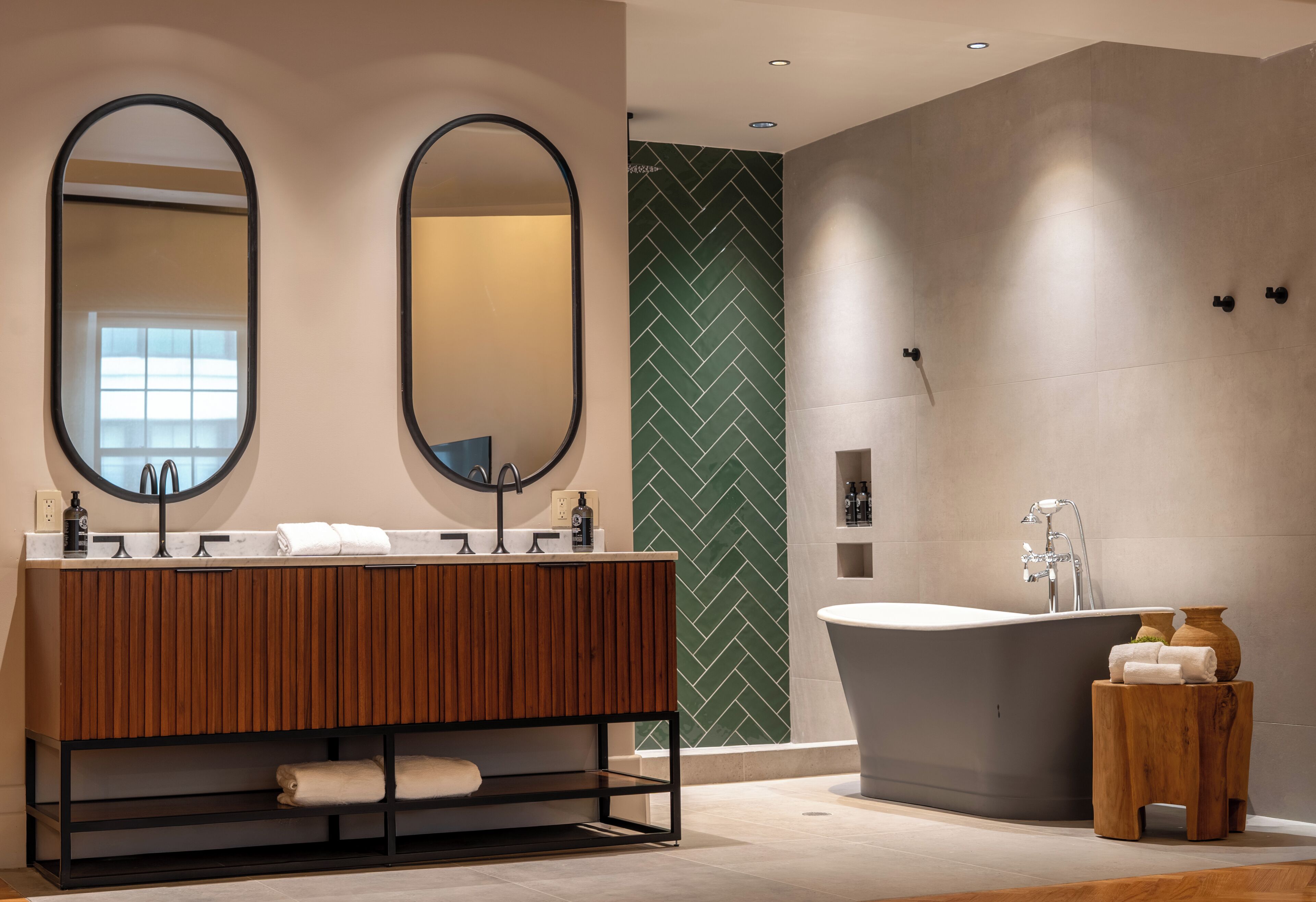 Loft (Bridge View) | Bathroom | Soap, shampoo, toilet paper
