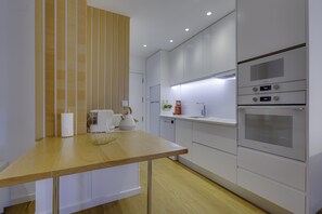 Réfrigérateur, four à micro-ondes, un four, lave-vaisselle