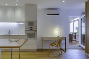 Réfrigérateur, four à micro-ondes, un four, lave-vaisselle