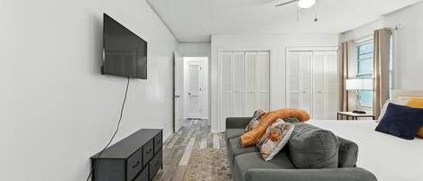 3 habitaciones, tabla de planchar con plancha, wifi y ropa de cama