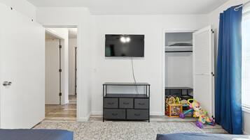 3 bedrooms, iron/ironing board, WiFi, bed sheets