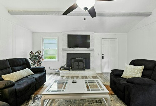 Charming 3-bedroom house in Terrific Columbia Just Waiting for YOU.