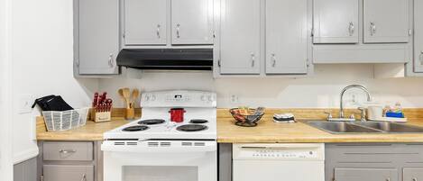 Microondas, horno, placa de cocina y lavavajillas