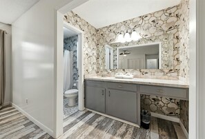 Regadera, toallas, jabón, papel de baño 