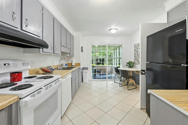 Een microgolfoven, een oven, een kookplaat, een vaatwasser