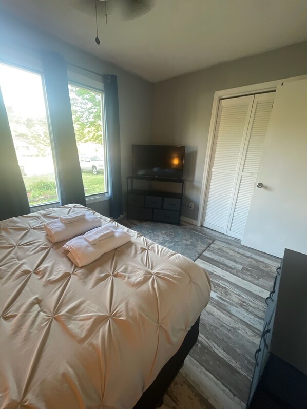 3 bedrooms, iron/ironing board, WiFi, bed sheets