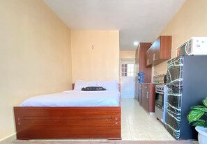 1 slaapkamer, een strijkplank/strijkijzer, gratis wifi, beddengoed