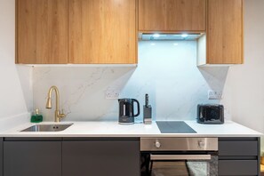 Micro-ondes, four, plaque de cuisson, lave-vaisselle