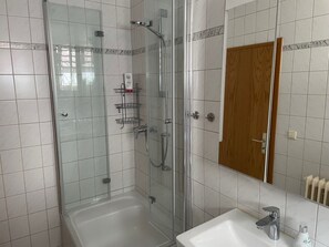 Shower, hair dryer, towels - Apartment 'Scheffelhaus' with Wi-Fi (Gengenbach)