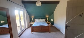 5 bedrooms, travel crib, free WiFi, bed sheets - Secret hideaway with games room.  (Ennis)