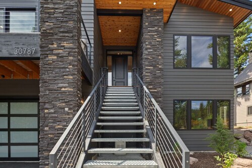 6BR Group Getaway | Hot Tub, 3 Kitchens, 3 Living