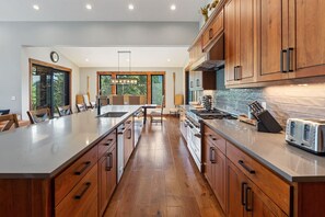 Frigorífic, microones, forn i placa de cuina 