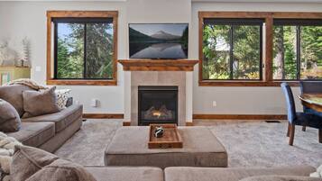 Televisión y chimenea